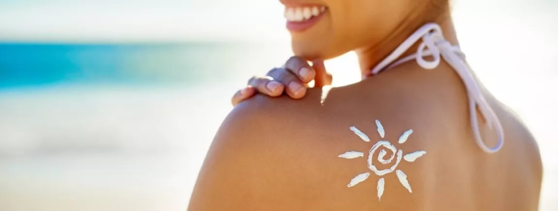 Comment optimiser son bronzage de façon très sage Une femme se passe de la crème solaire dans le dos