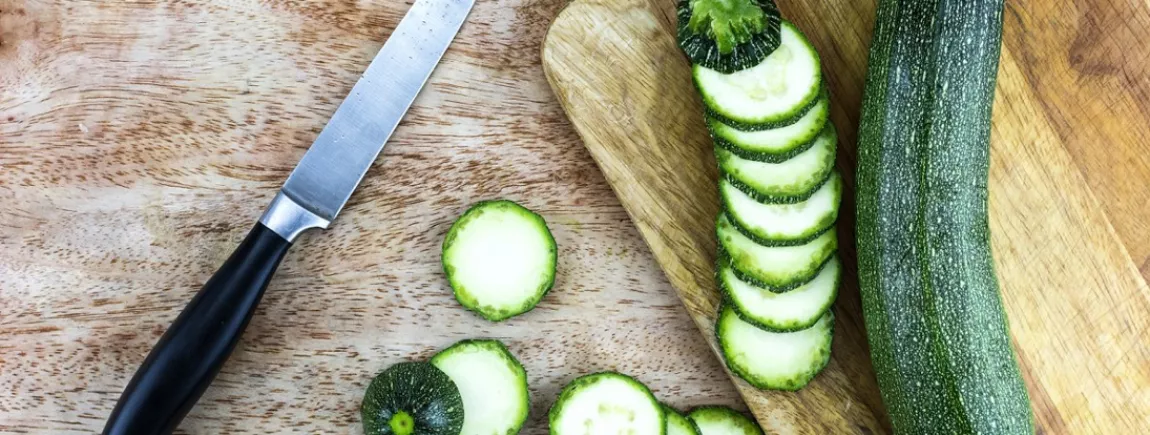 Le panier du mois d’Annelyse : la courgette Des courgettes sur une planche à découper