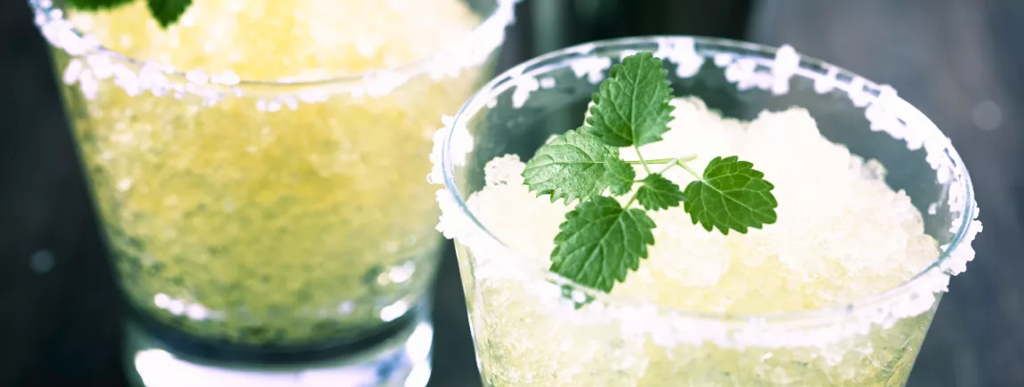 Apéro entre amies : des verres carrément givrés ! Idées déco : comment décorer un verre