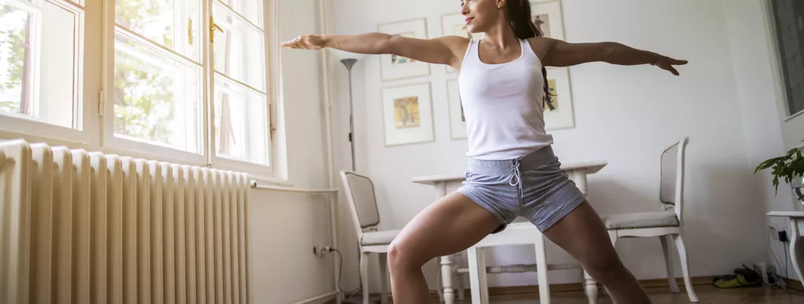 5 exercices pour garder la forme des vacances Femme qui fait de l'exercice