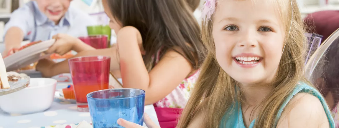 Attachez vos ceintures pour un petit tour du monde des goûters ! enfant qui prend son gouter