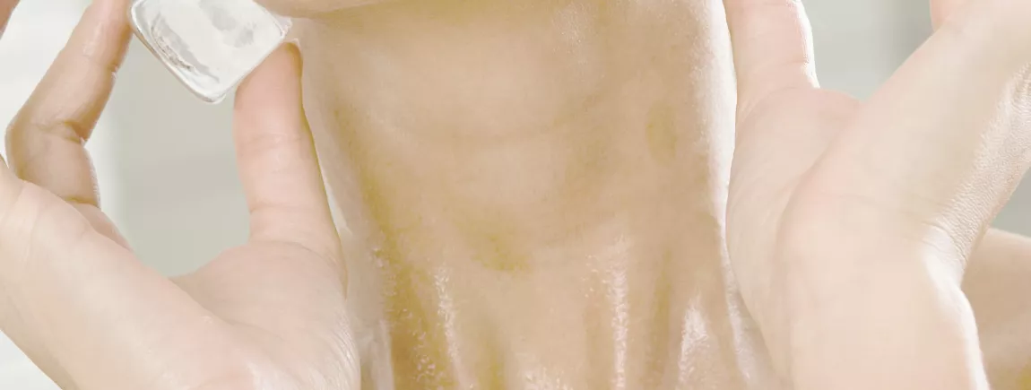 Cryothérapie, le soin beauté venu du froid ! femme qui se fait un soin beauté avec des galçons