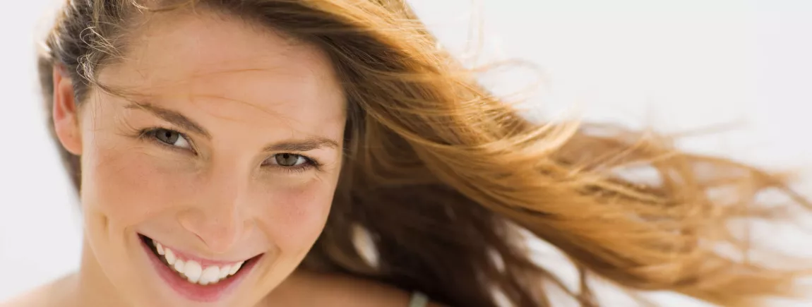 Cheveux secs : faites-les dorer au soleil sans les abîmer ! Conseils et astuces beauté cheveux secs l'été