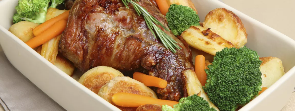 8 astuces pour devenir la reine du gigot ! Gigot d’agneau servi à table dans son plat et ses légumes