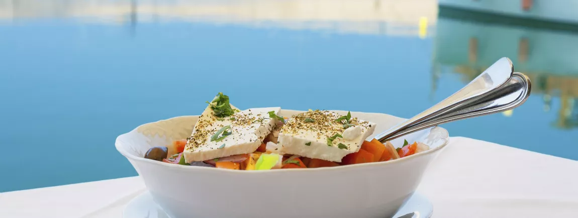 Impec, mon menu grec ! Assiette typique grecque dans un cadre rappelant celui de la Grèce