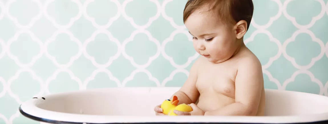 Le bain de bébé Le bain de bébé