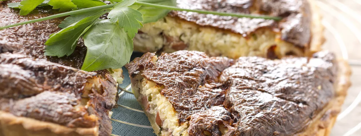 Tarte au fromage fondu et aux saucisses de Strasbourg Tarte au fromage fondu et aux saucisses de Strasbourg