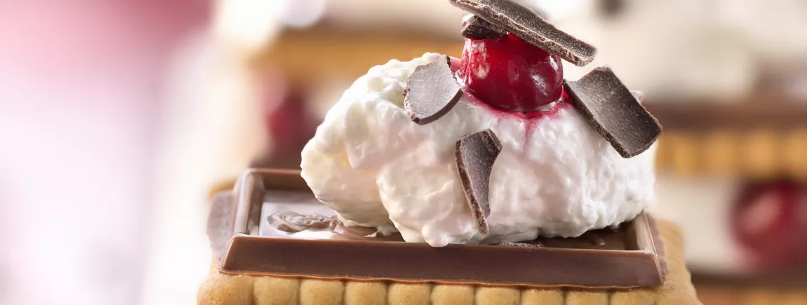 Goûter aux Petit Ecolier®, cerises et crème chantilly Goûter aux Petit Ecolier®, cerises et crème chantilly