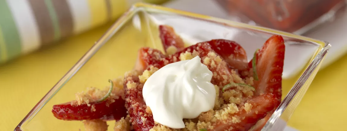 Poêlée de fraises croustillantes aux Petit LU® Poêlée de fraises croustillantes aux Petit LU®
