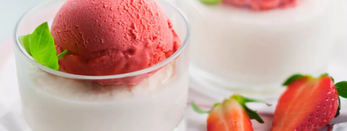 Irrésistible Panna cotta, basilic et fraise avec Carte d’Or®