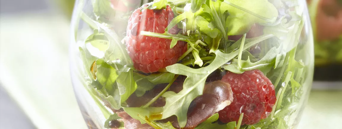 Verrines de magret fumé, roquette, framboises et vinaigre balsamique Verrine de magret fumé, roquette et framboises au vinaigre balsamique de Modène IGP MAILLE®