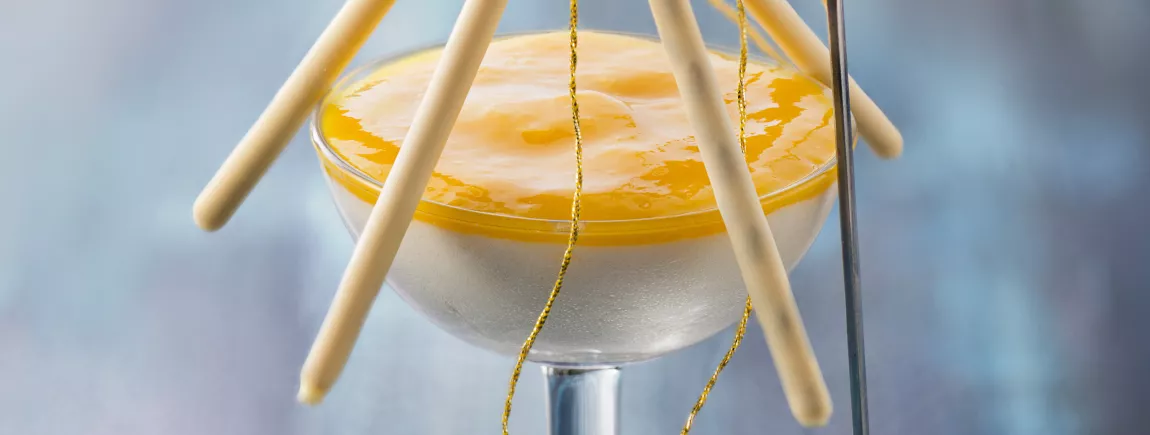 Coupe de mousse d'ananas, coco et Mikado ® Chocolat Blanc Coupe de mousse d'ananas, coco et Mikado® Chocolat Blanc