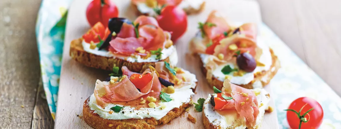 Bruschetta grillée à la tomate Bruschetta grillée à la tomate