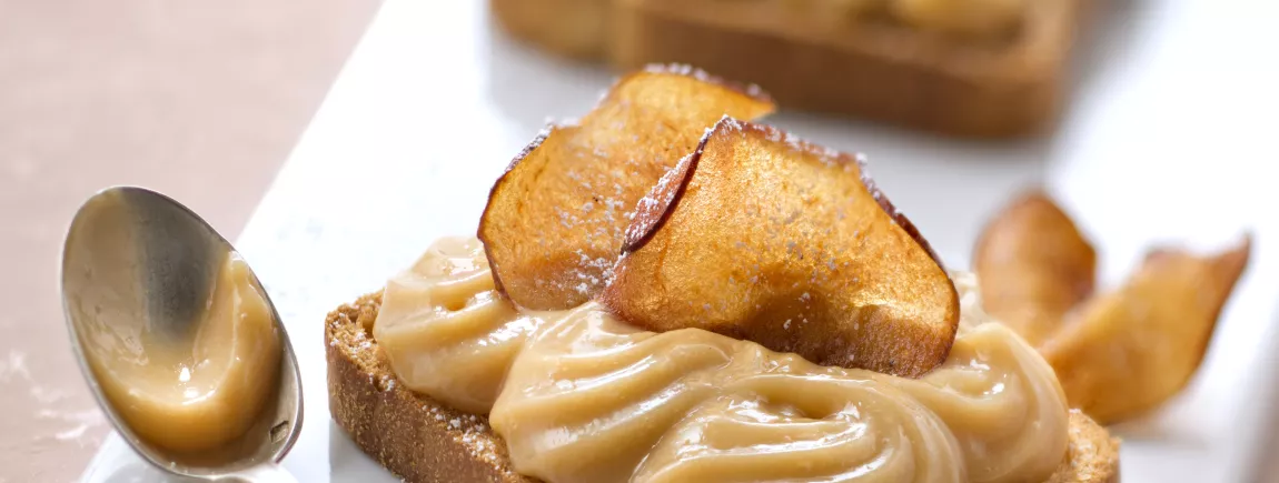 Tartine au caramel beurre salé et chips de pomme avec Heudebert® Tartine au caramel beurre salé et chips de pomme avec Heudebert®
