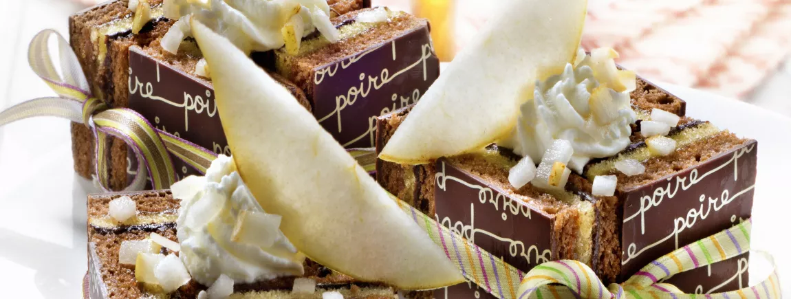 Mini charlotte de Napolitain® Poire à la mousse chocolat blanc Mini charlotte de Napolitain® Poire à la mousse chocolat blanc